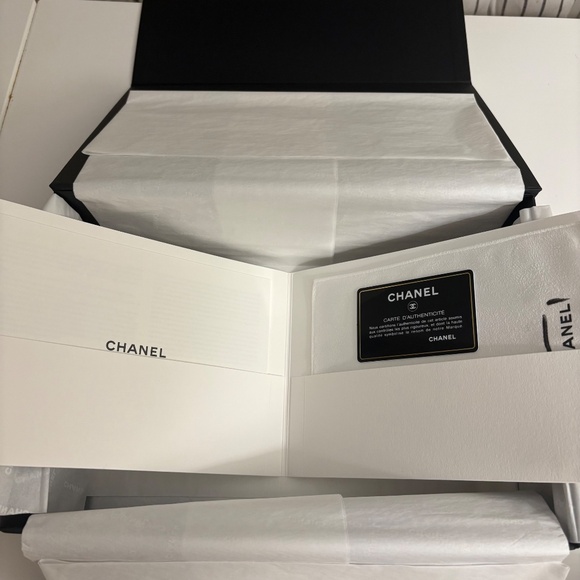 Chanel Boy - Original Medium in Grey and Gold hardware - Picture 13 of 16